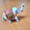 Elefante indiano produzido com a técnica tradicional indiana, o cloisonné, que é baseada em esmaltação especial em metal. Branco, azul e colorido. 10cm