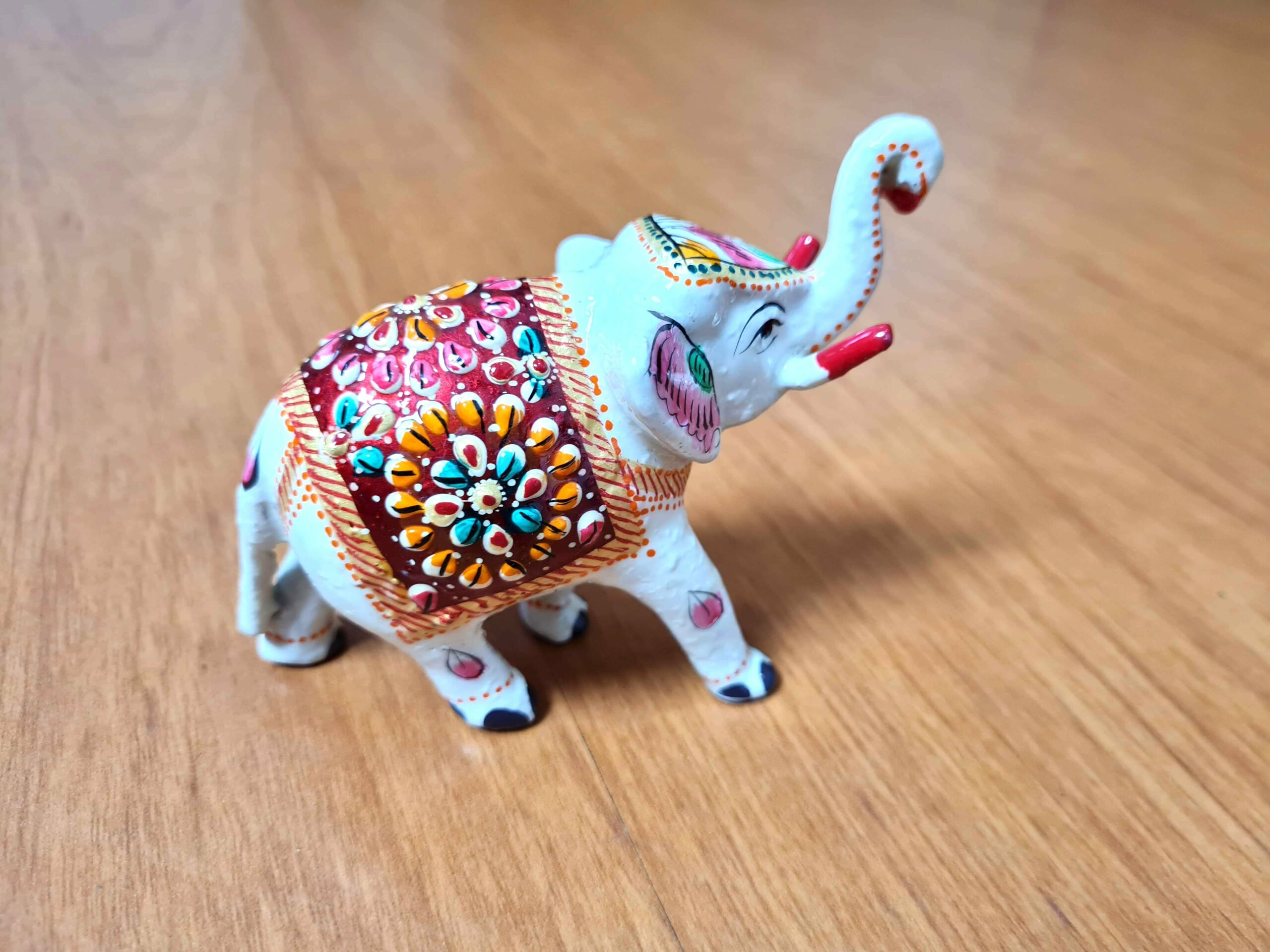 Elefante indiano produzido com a técnica tradicional indiana, o cloisonné, que é baseada em esmaltação especial em metal. Branco, azul e colorido. 10cm