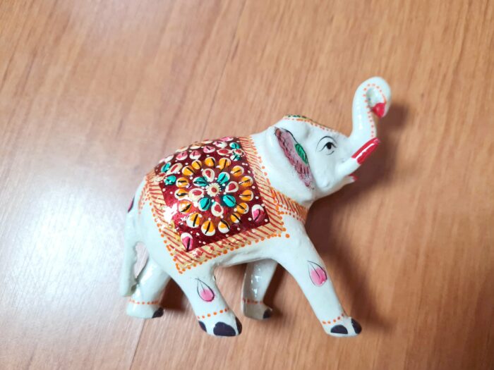 Elefante indiano produzido com a técnica tradicional indiana, o cloisonné, que é baseada em esmaltação especial em metal. Branco, azul e colorido. 10cm