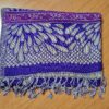 20231024_171206 lenço indiano de tecido macio, com base em viscose e algodão, estampa arabescos, com franjas nas pontas, dupla face (bege e roxo)