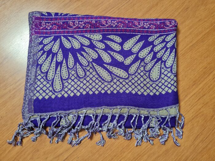 20231024_171206 lenço indiano de tecido macio, com base em viscose e algodão, estampa arabescos, com franjas nas pontas, dupla face (bege e roxo)