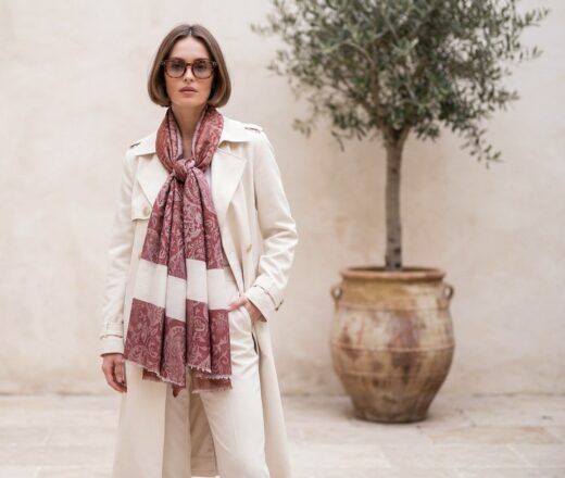 Pashimina indiana de cashmere estampa paisleys de creme e vinho