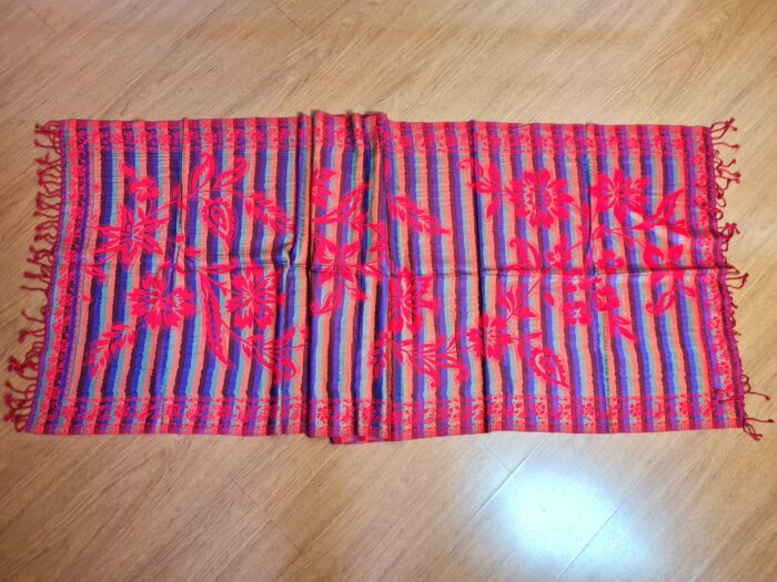 lenço indiano de tecido macio, com base em viscose e algodão, com franjas nas pontas, dupla face vermelho e color floral e listrado