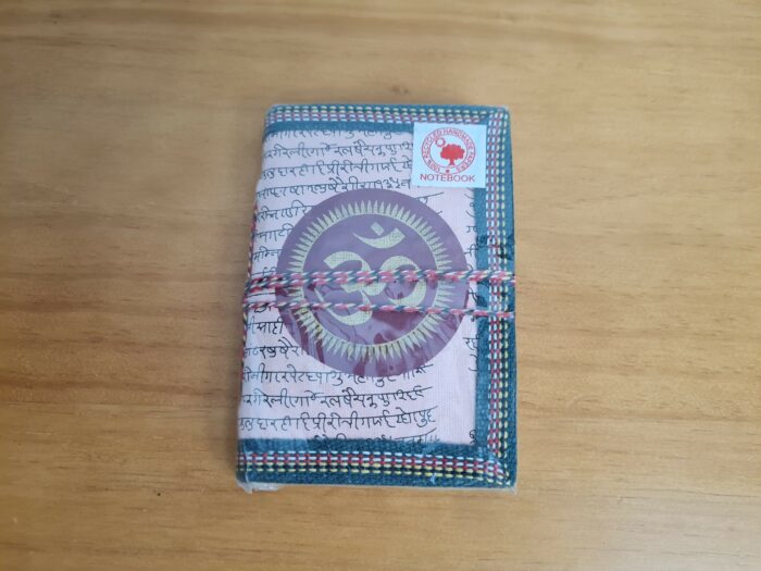 20231116_182120 Caderno indiano todo artesanal com papel reciclado e folhas sem pauta. A capa é pintada a mão e costurado com borda artesanal também. 13cmx8cm bege rosado