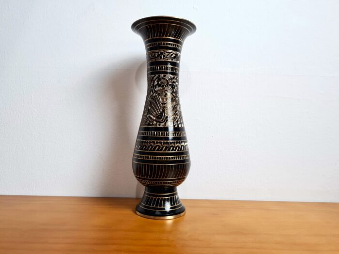 Vaso indiano de metal brass pintura em preto revelando esculpidos em dourado