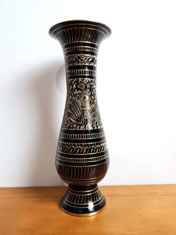 Vaso indiano de metal brass pintura em preto revelando esculpidos em dourado