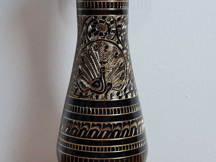 Vaso indiano de metal brass pintura em preto revelando esculpidos em dourado