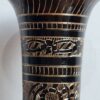 Vaso indiano de metal brass pintura em preto revelando esculpidos em dourado