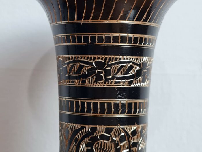 Vaso indiano de metal brass pintura em preto revelando esculpidos em dourado