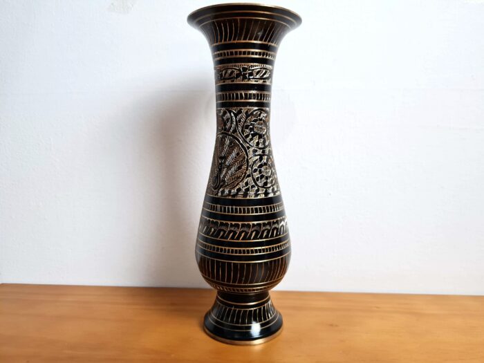 Vaso indiano decorativo de metal preto com dourado