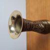 Vaso indiano de metal brass pintura em preto revelando esculpidos em dourado
