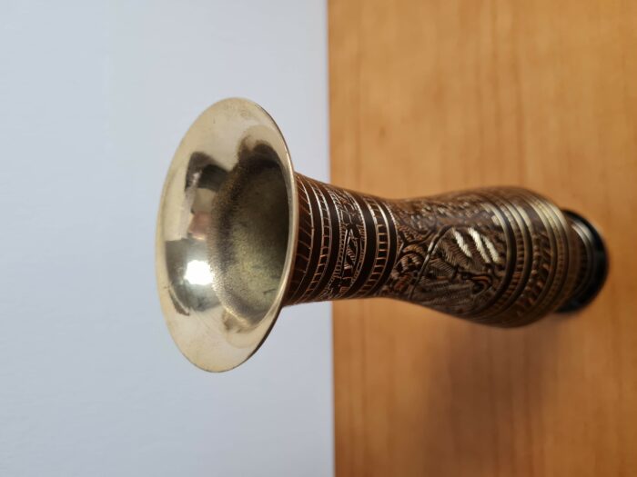 Vaso indiano de metal brass pintura em preto revelando esculpidos em dourado