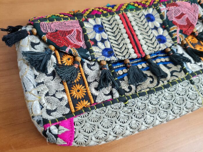 Bolsa indiana Banjara 100% bordada a mão preto e coloridos