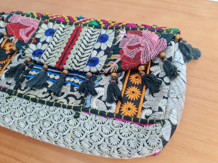 Bolsa indiana Banjara 100% bordada a mão preto e coloridos