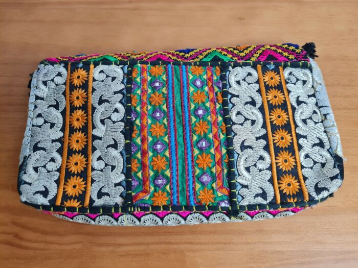 Bolsa indiana Banjara 100% bordada a mão preto e coloridos