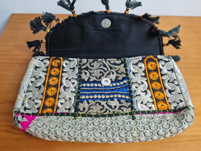 Bolsa indiana Banjara 100% bordada a mão preto e coloridos