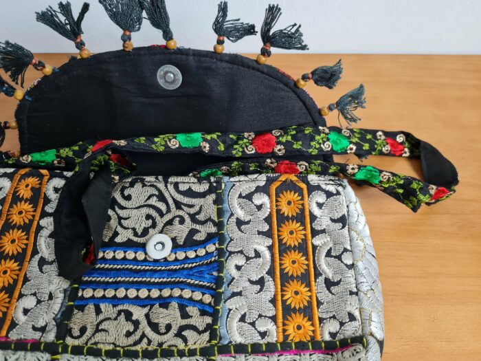 Bolsa indiana Banjara 100% bordada a mão preto e coloridos