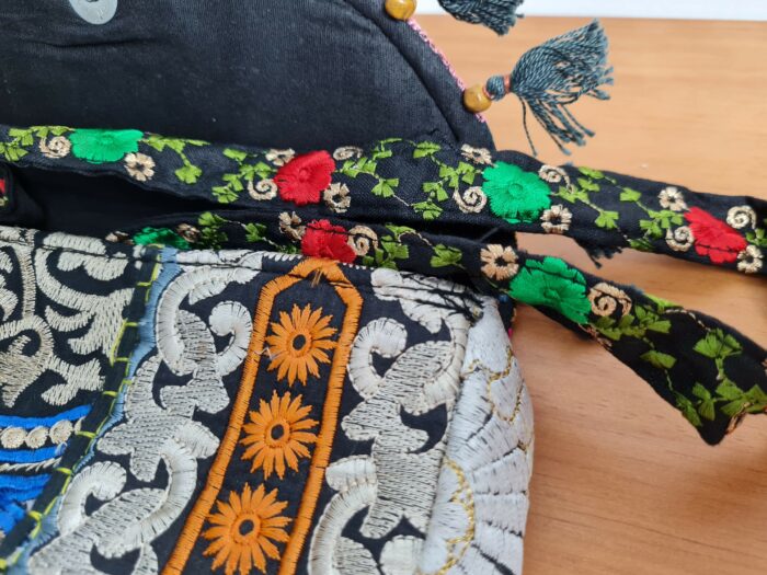 Bolsa indiana Banjara 100% bordada a mão preto e coloridos