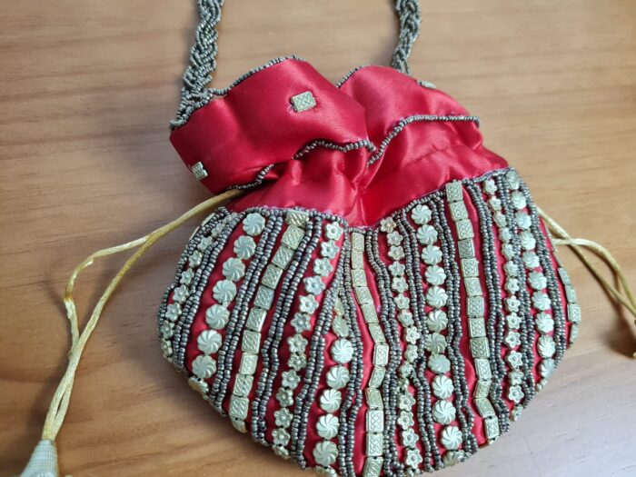 20231116_193352 Bolsa indiana de saco cetim bordado vermelho com dourado
