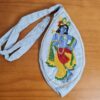 Bolsinha de japamala (bead bag) com estampa de Krishna bordada azul bebê