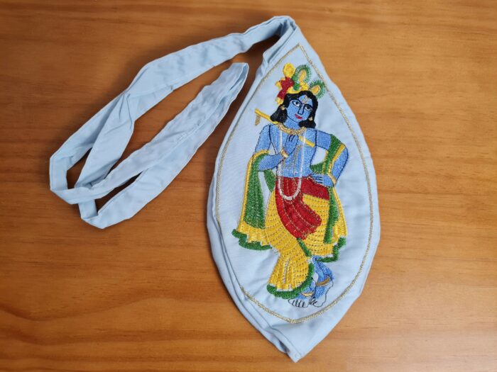Bolsinha de japamala (bead bag) com estampa de Krishna bordada azul bebê