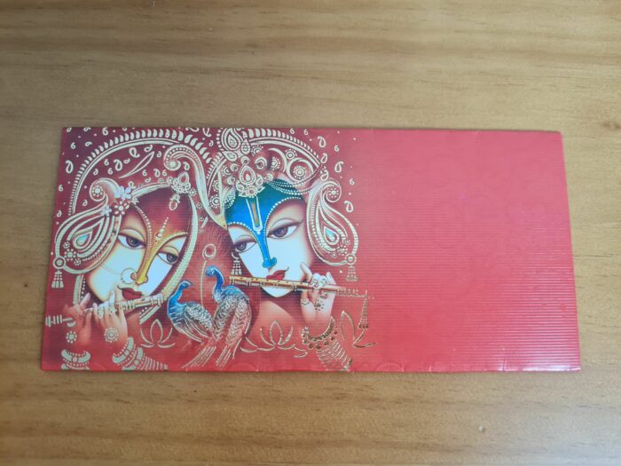 envelope luxuoso do Deus Krishna e sua Radharani (Radha), em vermelho, com detalhes dourados.