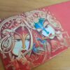 Envelope indiano de luxo Radha e Krishna vermelho com verniz