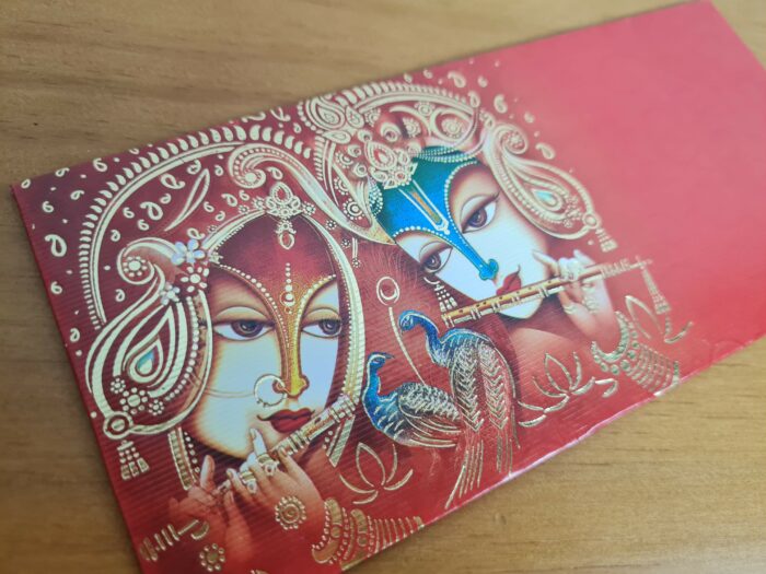 Envelope indiano de luxo Radha e Krishna vermelho com verniz