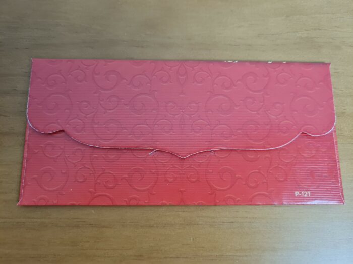 Envelope indiano de luxo Radha e Krishna vermelho com verniz