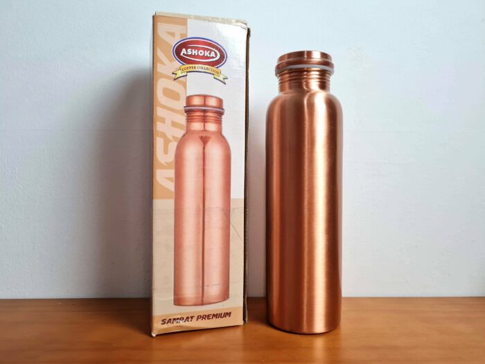 Garrafa de cobre indiana para prática de Tamja Jal, ou seja, beber a água "dormida" no cobre durante a noite, com enormes benefícios para a saúde