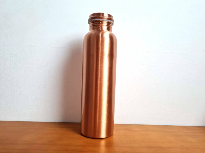 Garrafa de cobre indiana para uso ayurvédico da água de cobre