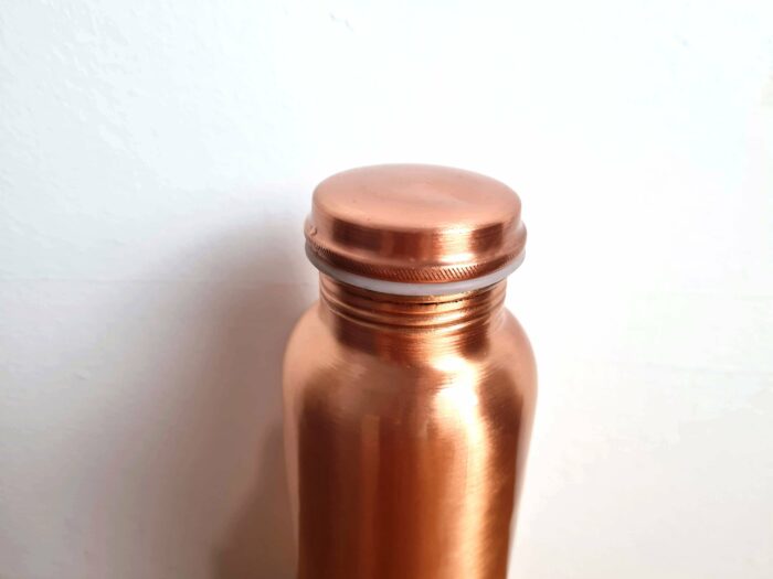 Garrafa de cobre indiana para uso ayurvédico da água de cobre