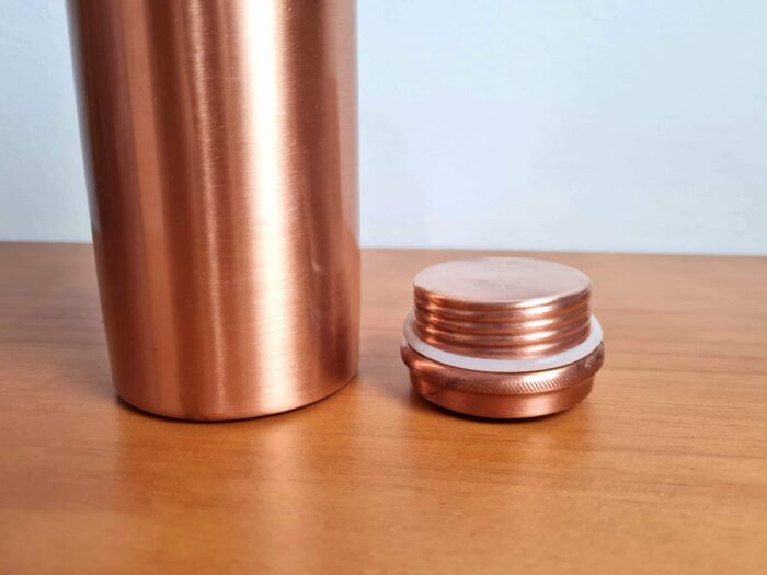 Garrafa de cobre indiana para uso ayurvédico da água de cobre