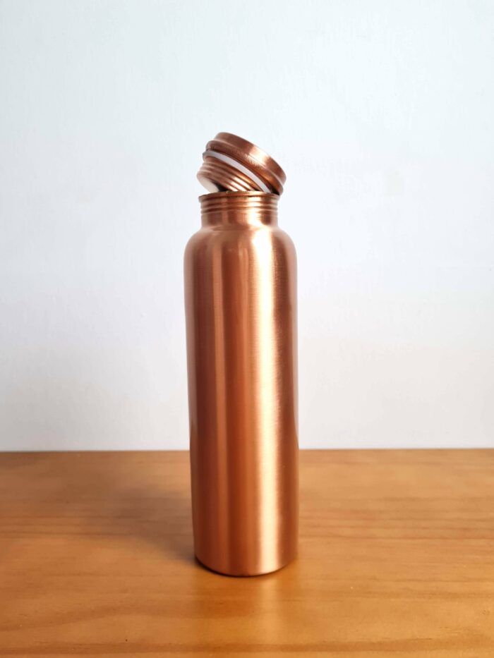 Garrafa de cobre indiana para uso ayurvédico da água de cobre