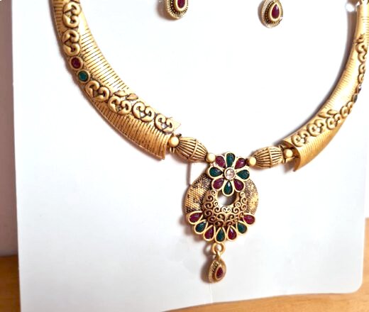 Conjunto de semi joia clássica indiana dourado com pedras colar e brincos