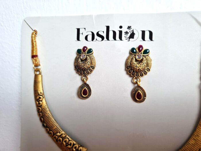 Conjunto de semi joia clássica indiana dourado com pedras colar e brincos