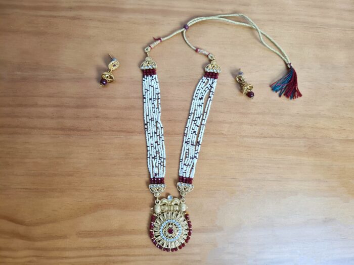 Conjunto clássico de semi joias indianas contendo colar, brincos. Banhado, alta qualidade, para uso em festas. Com pedrarias e pérolas
