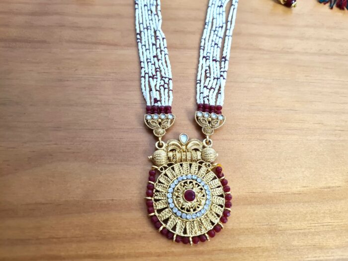 Conjunto completo de semi joia clássica indiana com pérolas e pedras vinho