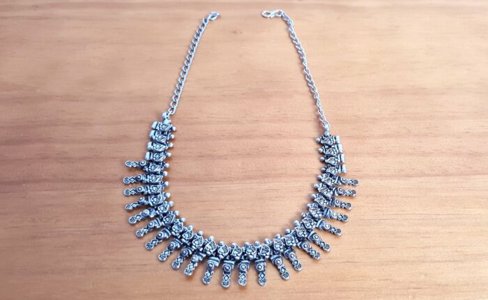 Colar indiano estilo gargantilha feito de prata alemã (alpaca), design meio tribal, meio boho, super estiloso!