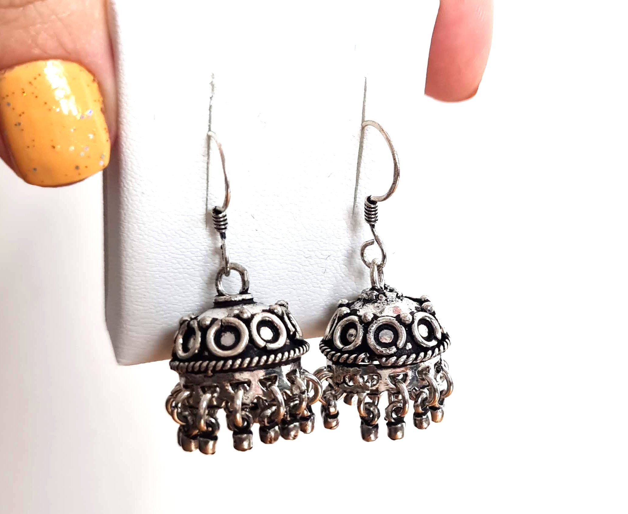 Brinco indiano design Jhumka circle prateado com guizos