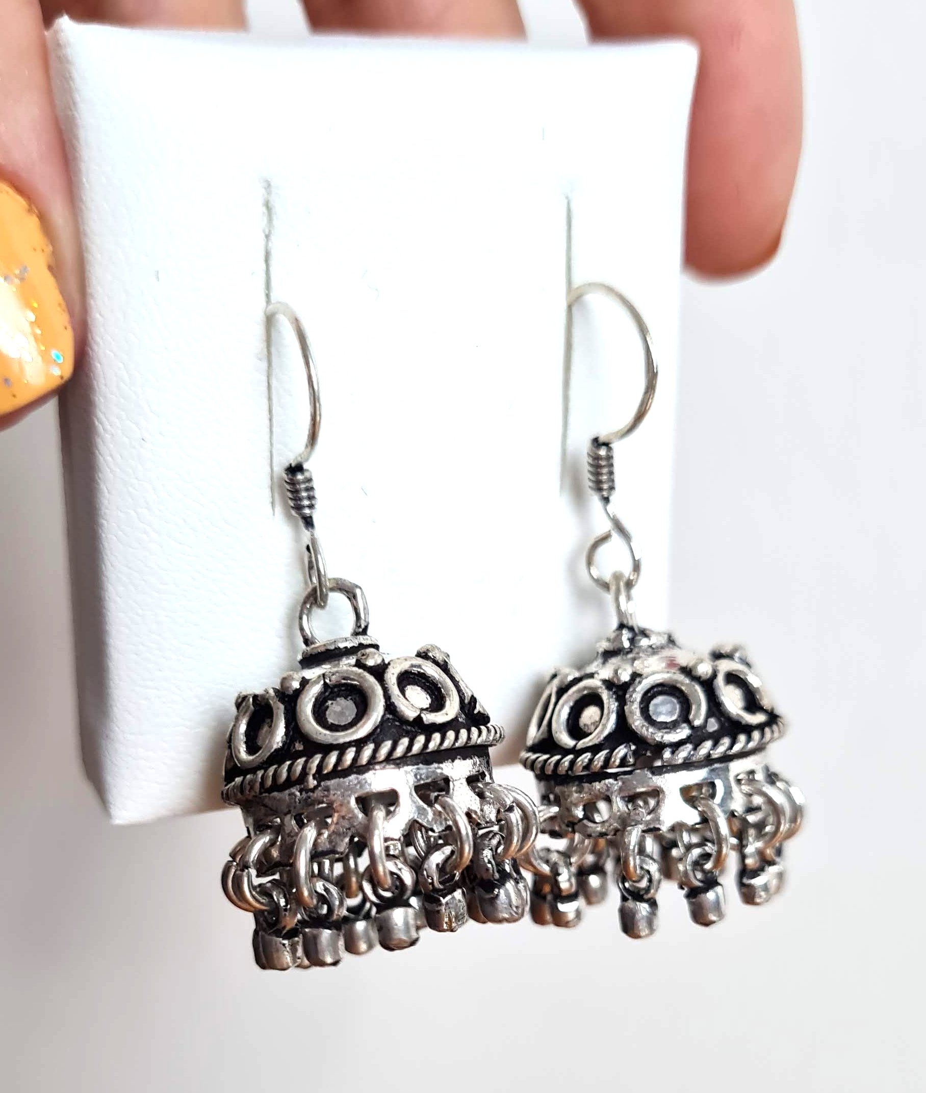 Brinco indiano design Jhumka circle prateado com guizos