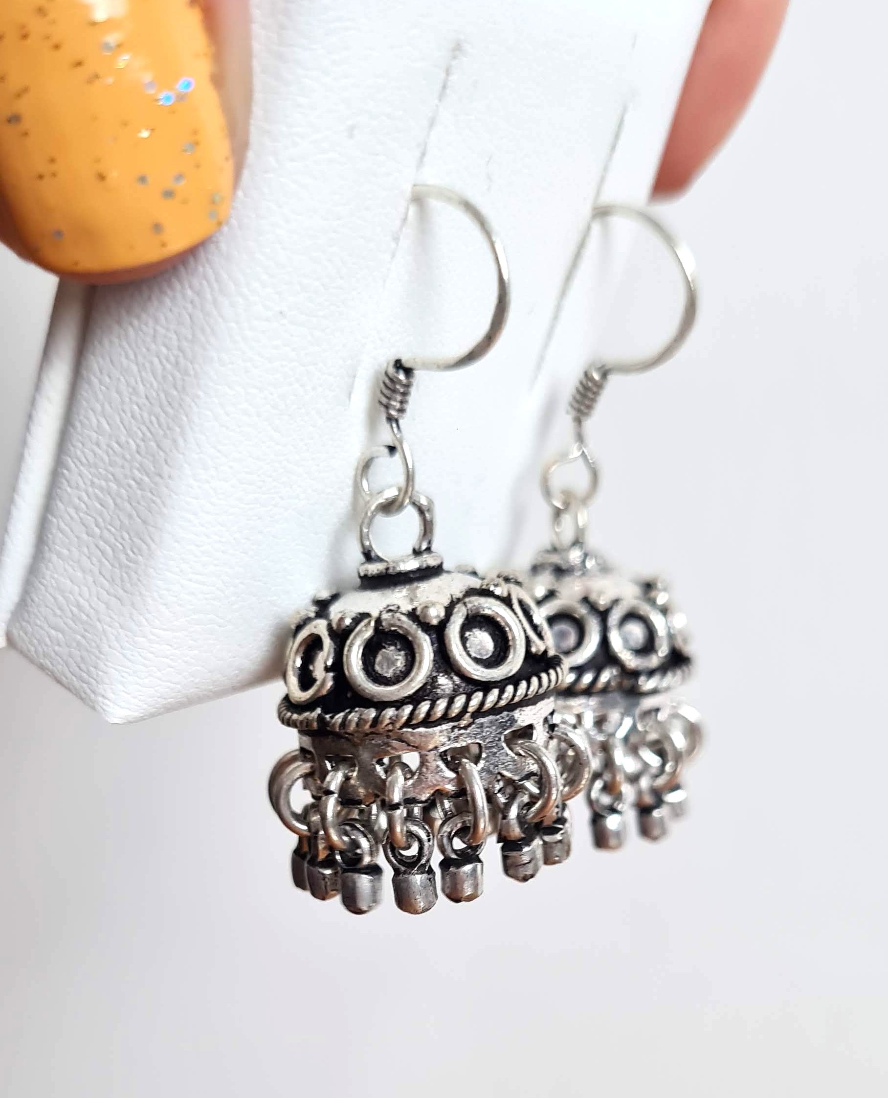 Brinco indiano design Jhumka circle prateado com guizos