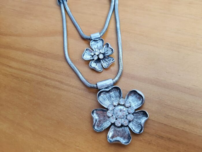 Colar indiano maxi prateado design floral com 2 níveis de cordões