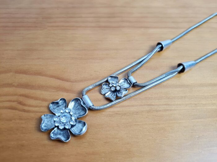 Colar indiano maxi prateado design floral com 2 níveis de cordões