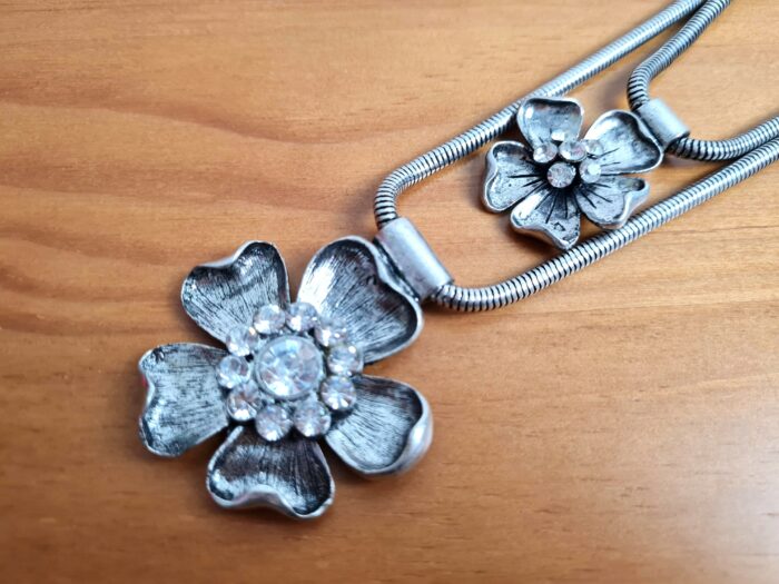 Colar indiano maxi prateado design floral com 2 níveis de cordões