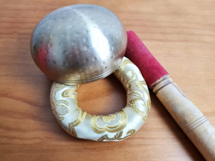 Tigela tibetana com 7 ligas de metal (9 cm) dourada almofada amarela