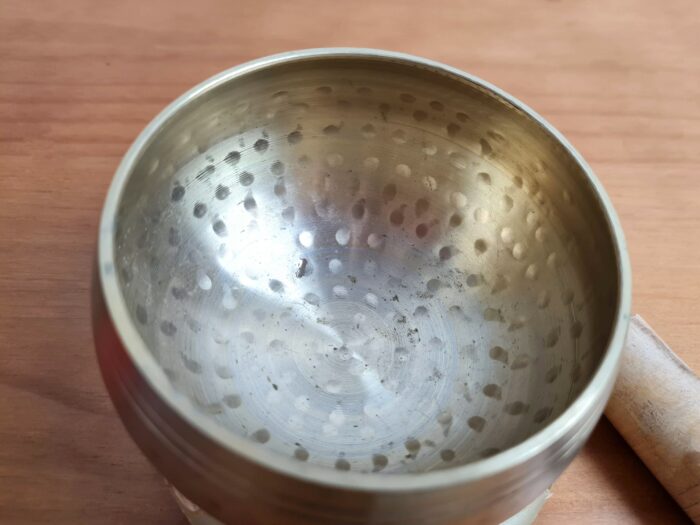 Tigela tibetana com 7 ligas de metal (9 cm) dourada almofada amarela