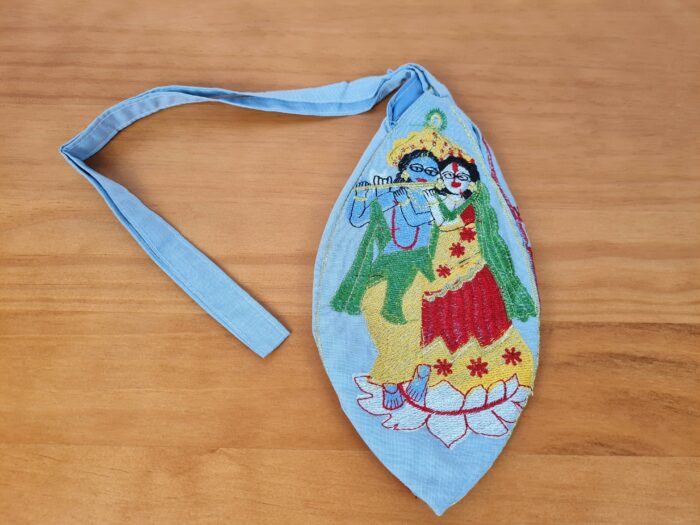 Bolsinha de Japamala estampa bordada de Krishna e Radha azul bebê
