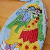 Bolsinha de Japamala estampa bordada de Krishna e Radha azul bebê