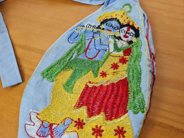 Bolsinha de Japamala estampa bordada de Krishna e Radha azul bebê